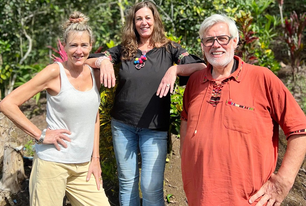 Kakaobauer Andreas (63) aus Guatemala mit Petra (57, l.) und Elke (62), beide aus Baden-W