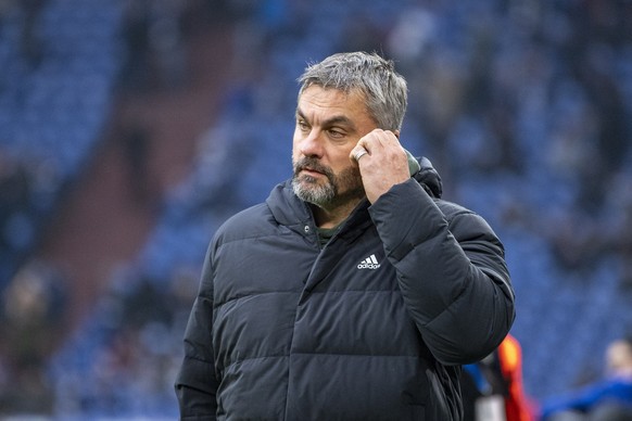 29.01.2023, Nordrhein-Westfalen, Gelsenkirchen: Fußball: Bundesliga, FC Schalke 04 - 1. FC Köln, 18. Spieltag, Veltins Arena: Schalkes Trainer Thomas Reis betritt das Stadion. Foto: David Inderlied/dp ...