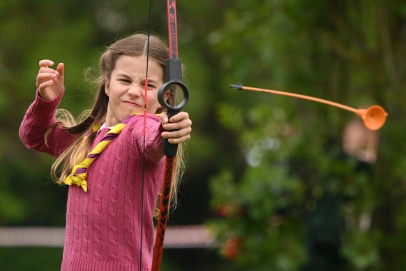 07.05.2023, Gro�britannien, Slough: Prinzessin Charlotte versucht sich im Bogenschie�en, w�hrend sie zusammen mit Freiwilligen bei der Renovierung und Versch�nerung der 3rd Upton Scouts Hut in Slough  ...