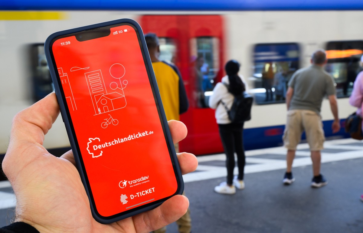 ARCHIV - 12.06.2025, Niedersachsen, Hannover: ILLUSTRATION - Die App «deutschlandticket.de» ist auf dem Display eines Smartphones am Hauptbahnhof zu sehen. Über die App lässt sich das Deutschlandticke ...