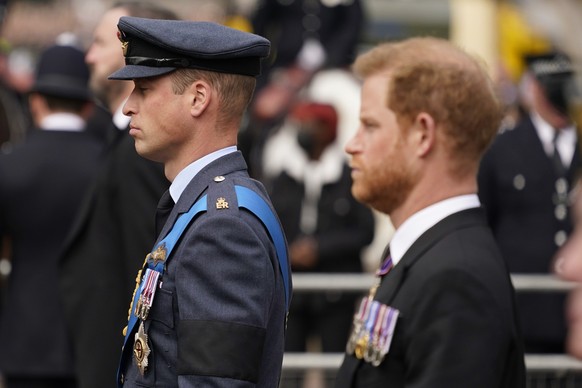 19.09.2022, Gro�britannien, London: William (l), Prinz von Wales, und Prinz Harry, Herzog von Sussex, stehen w�hrend der Trauerfeier am Tag des Staatsbegr�bnisses von K�nigin Elizabeth II. in der West ...