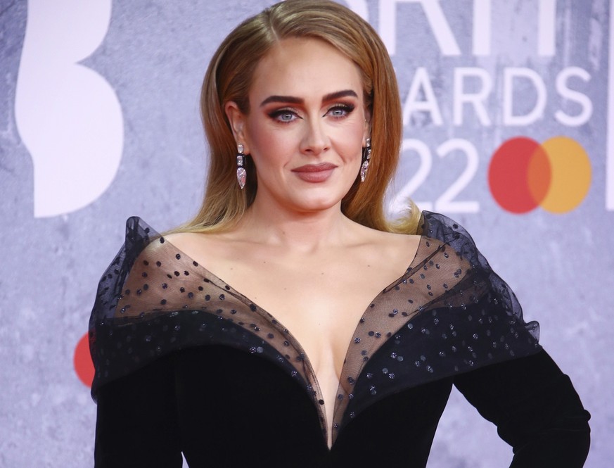 ARCHIV - 08.02.2022, Großbritannien, London: Sängerin Adele kommt zu den Brit Awards in London. (zu dpa: Adele lebt ihren «Traum, Essen für Schulveranstaltungen zuzubereiten») Foto: Joel C Ryan/Invisi ...