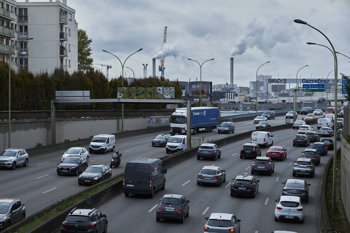 November 16, 2022, Paris, Ile de France, FRANCE: The peripherique, the motorway that surrounds Paris and Europe s busiest, with heavy traffic and smoke from Paris largest incinerator in the background ...