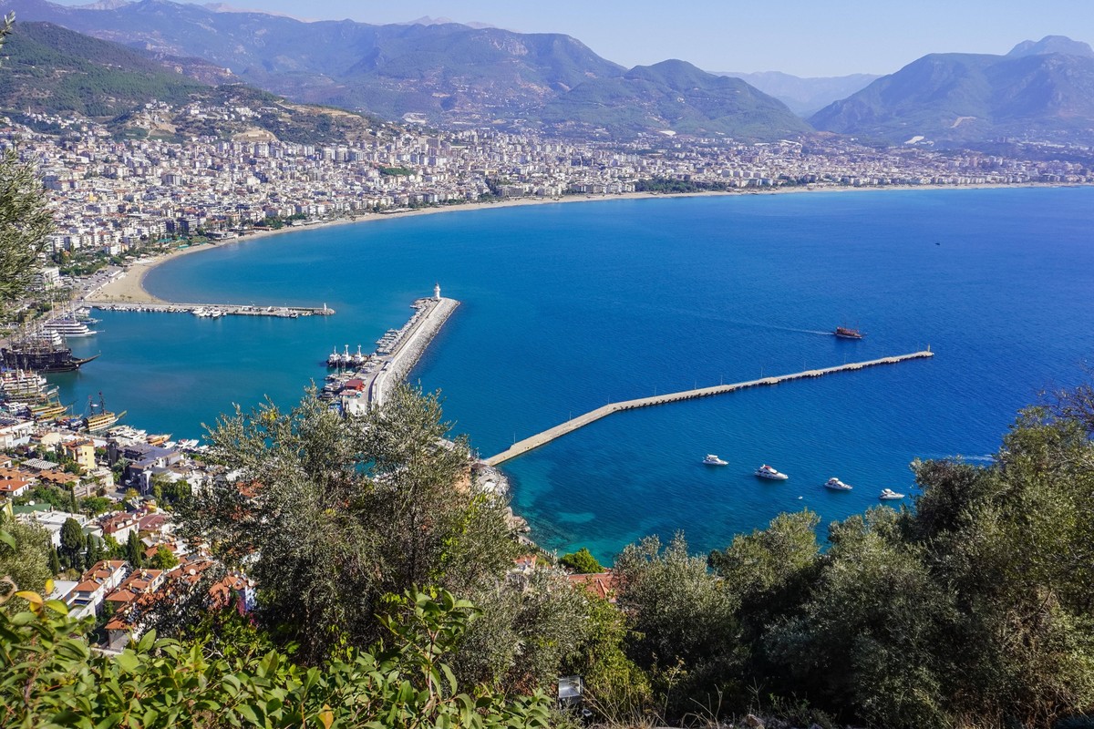 Daily Life In Alanya, Turkiye A general aerial view shows the dense urban development and the Mediterranean Sea coast in Alanya, Antalya, Turkey, on November 5, 2024. Alanya Turkiye PUBLICATIONxNOTxIN ...