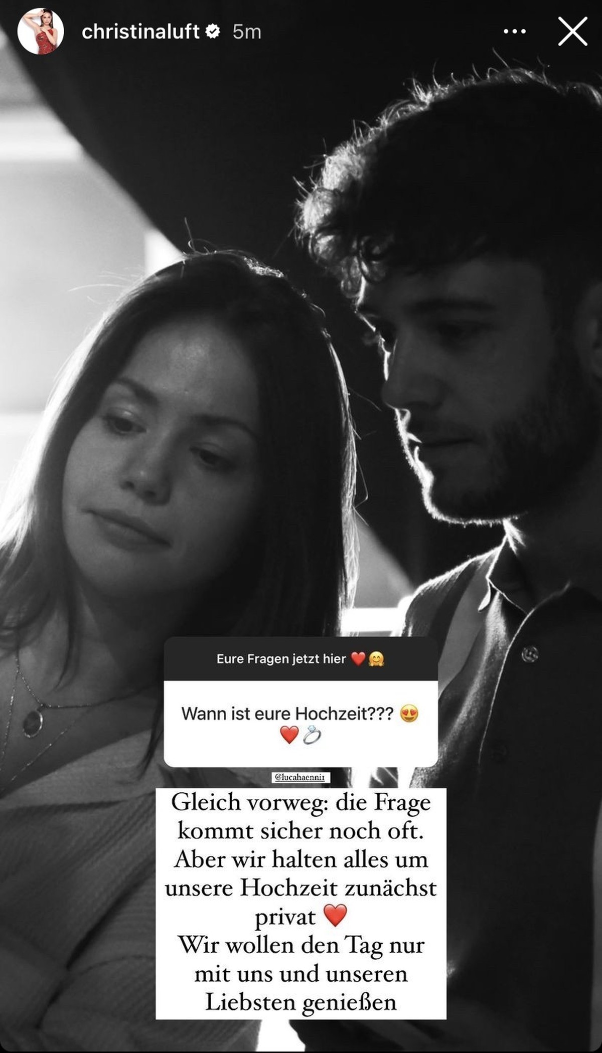 Christina möchte alles rund um die Hochzeit zunächst privat halten.