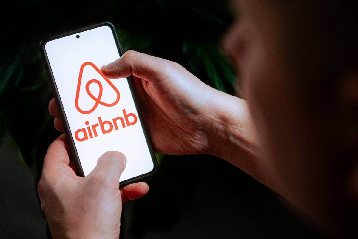 Photo illustration in Poland. In this photo illustration an Airbnb logo seen displayed on a smartphone. Poland Copyright: xMateuszxSlodkowskix/xSOPAxImagesx 20240125SOPAMASL066
