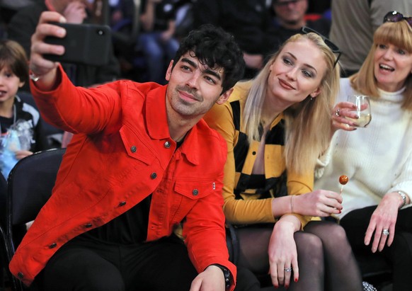 ARCHIV - 09.03.2019, USA, New York: Der Musiker Joe Jonas macht ein Selfie mit der Schauspielerin Sophie Turner während einer Spielpause eines NBA-Basketballspiels zwischen den New York Knicks und den ...