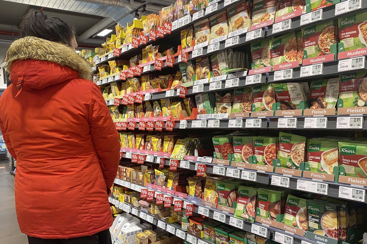 VERBRAUCHERPREISE: Inflation in Deutschland im Januar hoeher als erwartet. Eine Frau steht vor einem regal mit Fix Produkten und nd blickt gebannt auf die Preise, Preisschild,Preisaushang,Knorr,Maggi. ...