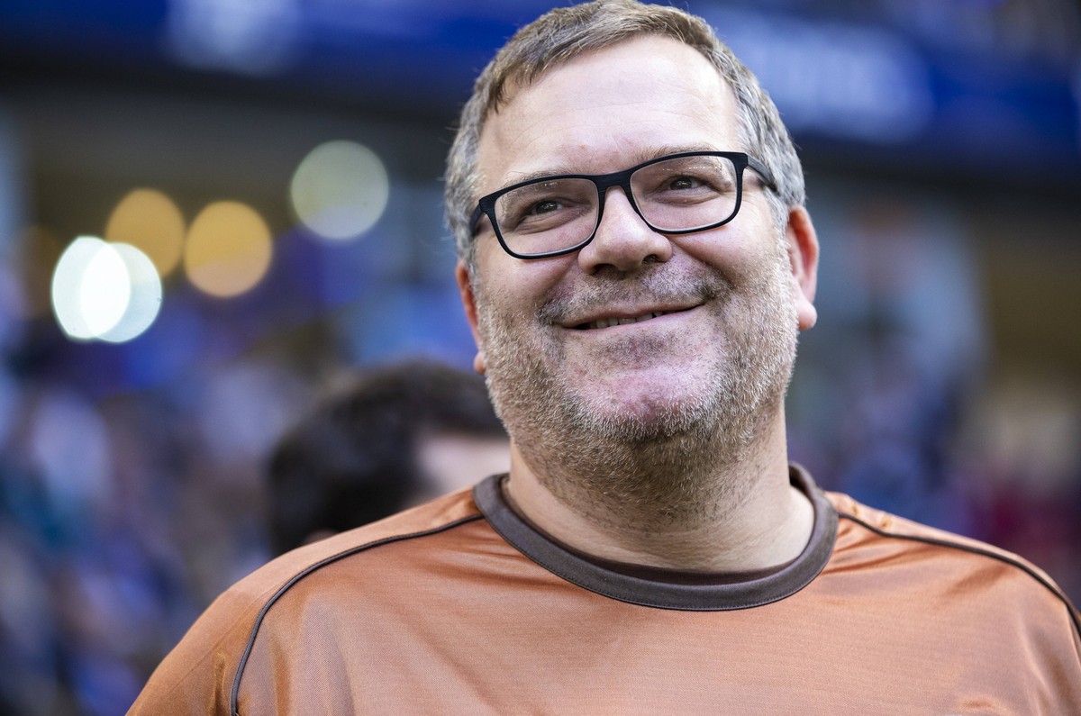 Hamburg, Deutschland 30. September 2018: 2.BL - 18/19 - Hamburger SV vs. FC St. Pauli Tv Moderator Alexander Duszat alias Elton Portrait / Gesicht lachend / laechelnd / gut gelaunt / grinst / grinsend ...