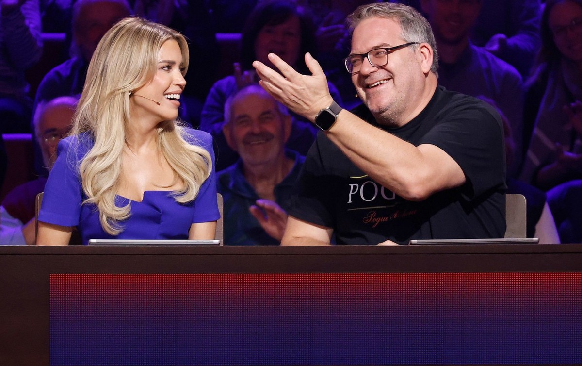 ARD WER WEISS DENN SOWAS? FOLGE 1230, &quot;Hans Klok und Sylvie Meis&quot;, am Mittwoch (08.01.25) um 18:00 Uhr im ERSTEN.
Rateteam-Kapitän Elton (r.) mit Moderatorin Sylvie Meis (l.).
© ARD/Morris M ...