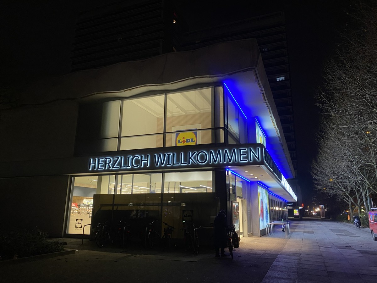 Bei der Lidl-Filiale in Berlin-Mitte bleibt der erwartete Ansturm vorerst aus.