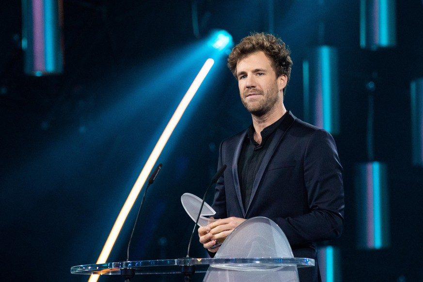 COLOGNE, GERMANY - OCTOBER 02: Luke Mockridge accepts the award for &#039;Best Comedian&#039; during the 23rd annual German Comedy Awards at Studio in Köln Mühlheim on October 02, 2019 in Cologne, Ger ...