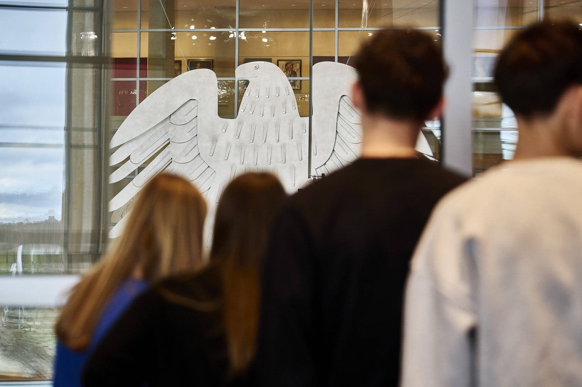 Berlin, 16.12.2024: Jugendliche Besucher verfolgen die Debatte im Deutschen Bundestag anlässlich der Vertrauensfrage.