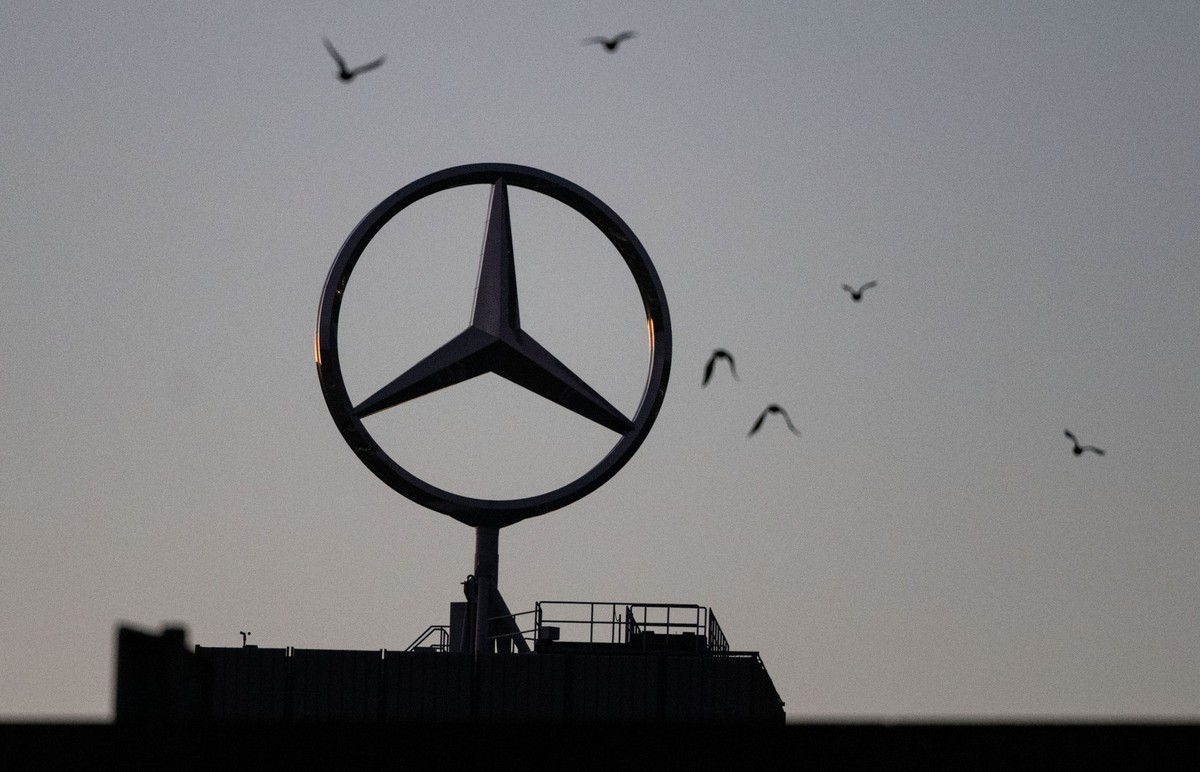 13.09.2022, Baden-Württemberg, Stuttgart: Vögel fliegen um einen Mercedes-Stern, der auf einem Gebäude im Werk Untertürkheim des Autobauers Mercedes-Benz angebracht ist. Das Landgericht Stuttgart will ...