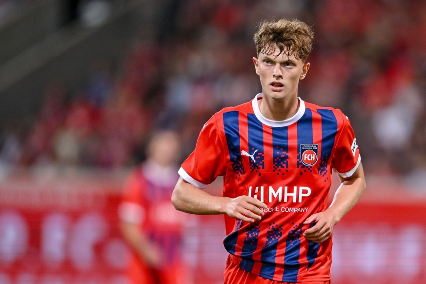 29.08.2024, Baden-Württemberg, Heidenheim: Fußball: UEFA Europa Conference League-Qualifikation, 1. FC Heidenheim vs BK Häcken, 4. Runde, Rückspiele, Voith-Arena. Heidenheims Paul Wanner beobachtet da ...
