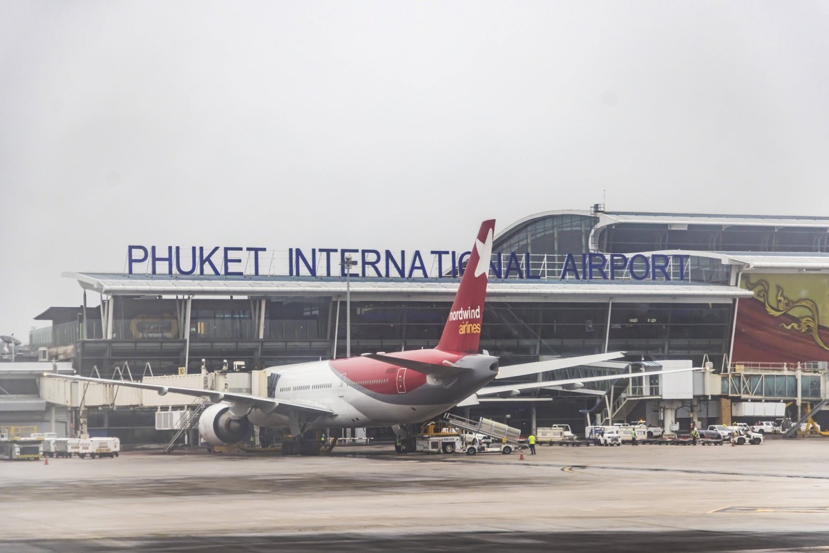 Flughafen Phuket mit Flugzeug. Ein Flugzeug der russischen Fluggesellschaft Nordwind. // 01.12.2024: Patong, Kathu, Insel Phuket, Thailand, Asien *** Phuket Airport with airplane An airplane of the Ru ...