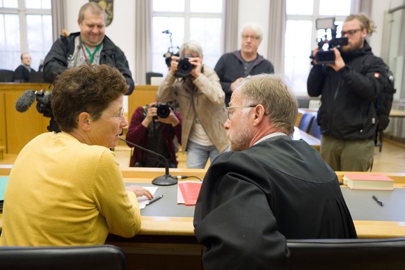 Kristina Hänel und ihr Anwalt vor Gericht.