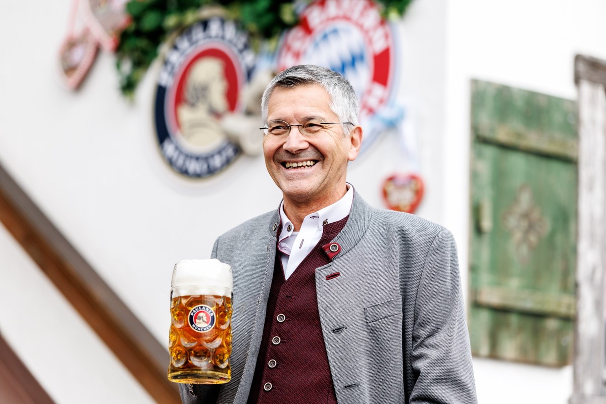 05.10.2025, Bayern, München: Fußball: Bundesliga, Brauchtum, Feste, Besuch des FC Bayern München auf dem Oktoberfest. Herbert Hainer, Vereinspräsident vom FC Bayern, kommt zum Käferzelt. Foto: Matthia ...