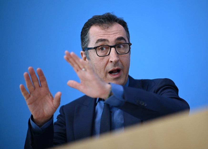 12.04.2023, Berlin: Cem Özdemir (Bündnis90/Die Grünen), Bundesminister für Ernährung und Landwirtschaft, stellt bei einer Pressekonferenz die Gesetzespläne für den Konsum und Verkauf von Cannabis vor. ...