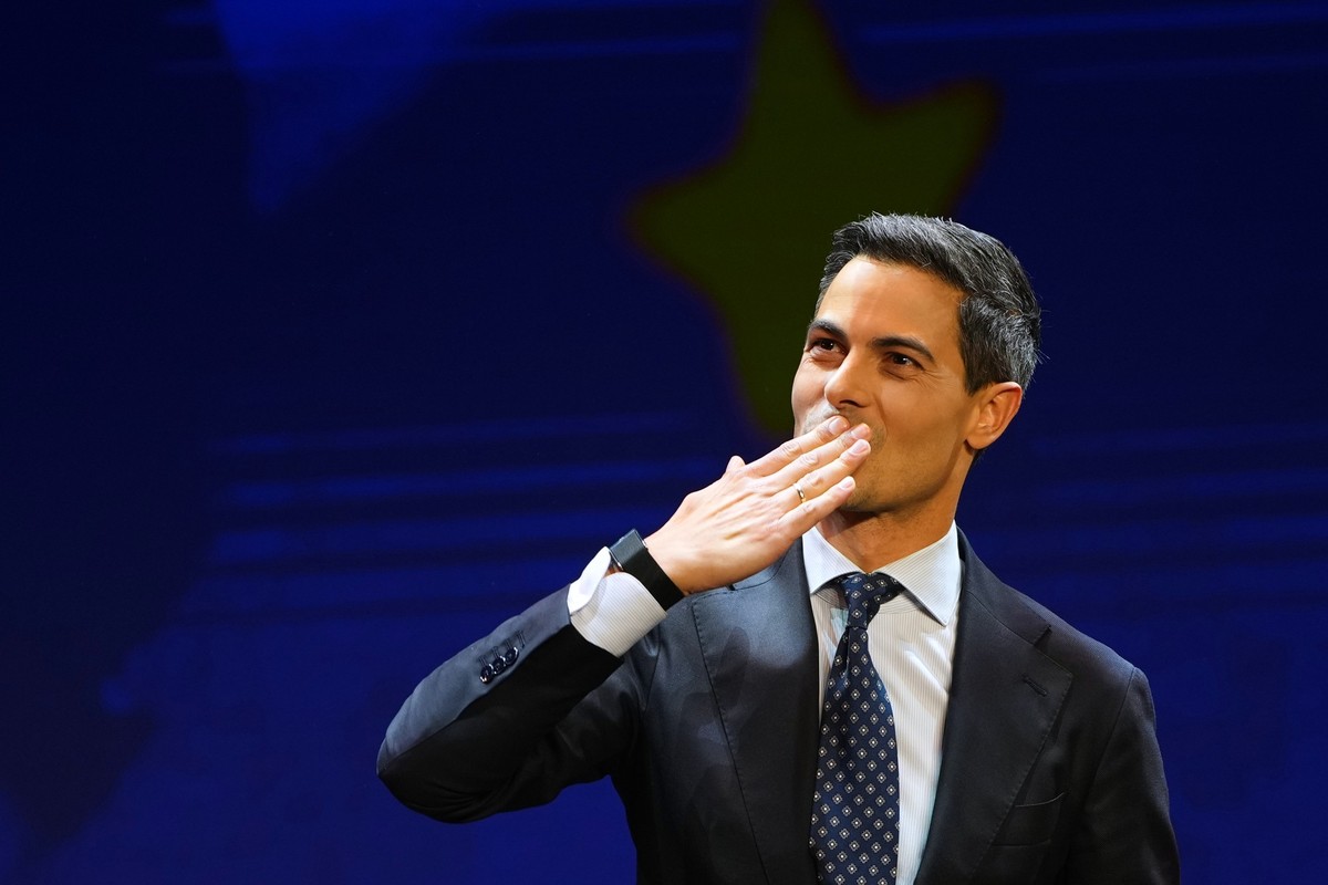 29.10.2025, Niederlande, Leiden: Rob Jetten, Vorsitzender der Mitte-Links-Partei D66, spricht auf der Bühne während der Auszählung der Wahlergebnisse bei der Parlamentswahl. Foto: Peter Dejong/AP/dpa  ...
