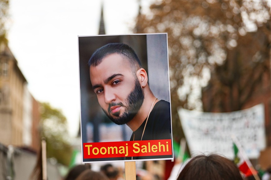 Tausende bei Ukraine- und Iran-Demo in Köln Plakat mit Portrait von Rapper Toomaj Salehi. Tausende Ukraine- und Iran-Anhänger demonstrierten für Menschenrechte, Gleichberechtigung und gegen Krieg in K ...