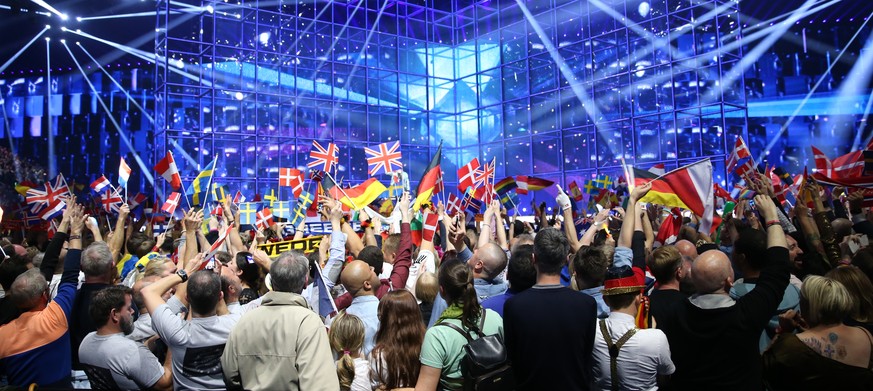 Solche Bilder werden wir dieses Jahr nicht sehen: ESC-Fans schwenken Fahnen der Teilnehmerländer.