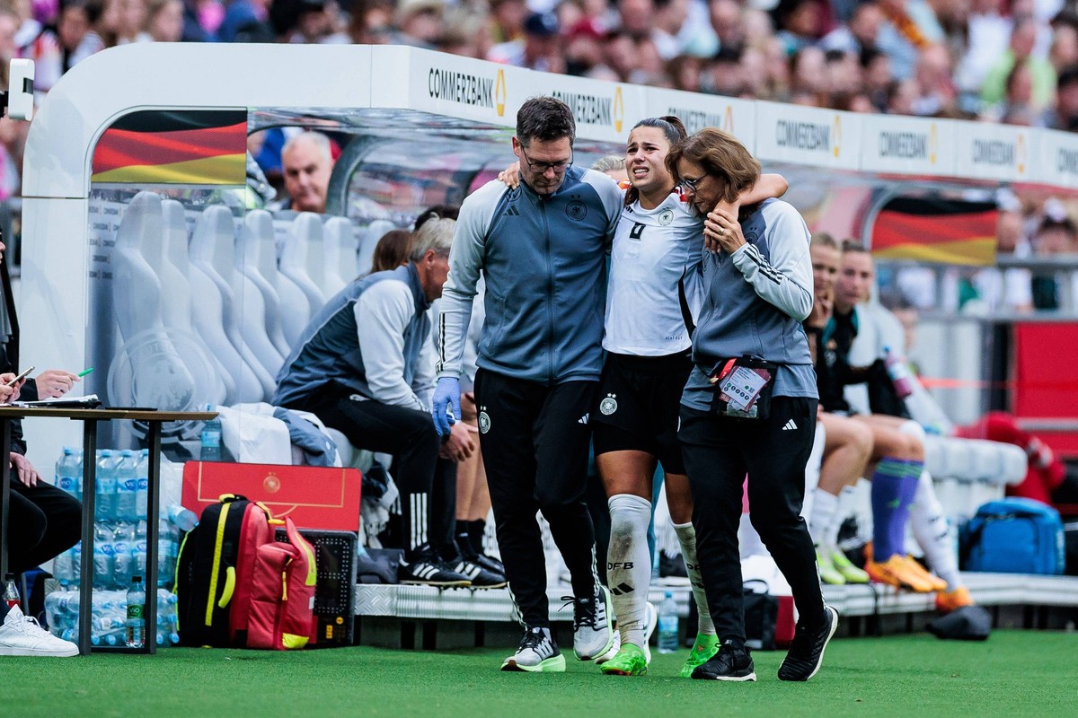 UEFA WOMENS EURO 2025 Qualifier: Deutschland - �sterreich 16.07.2024 Lena Oberdorf Deutschland, 6 muss auf dem Platz behandelt und angeschlagen/verletzt ausgewechselt werden UEFA WOMENS EURO 2025 Qual ...