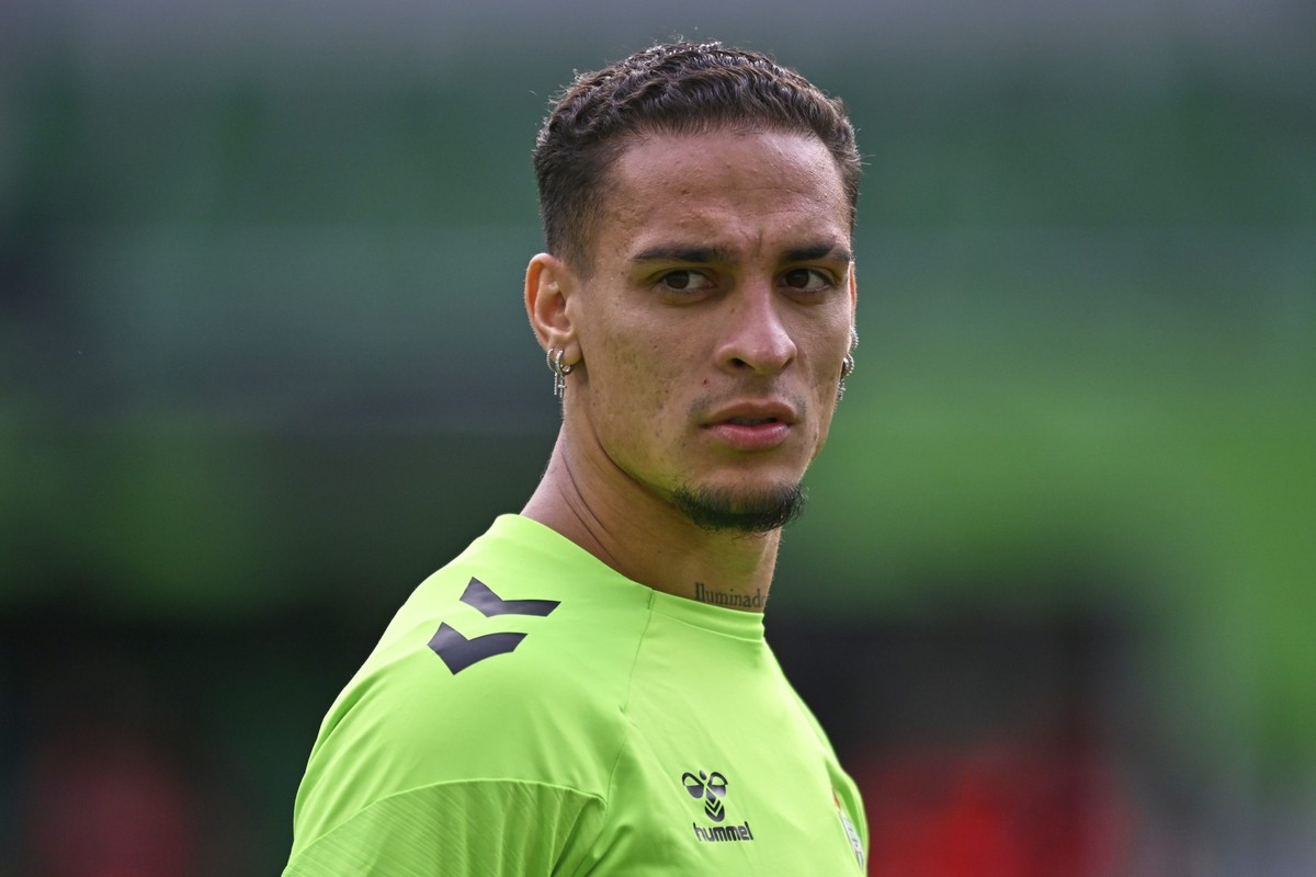 Betis&#039; Antony looks on during a training session ahead of the Europa Conference League final soccer match between Real Betis and Chelsea in Wroclaw, Poland, Tuesday, May 27, 2025. (AP Photo/ Dene ...