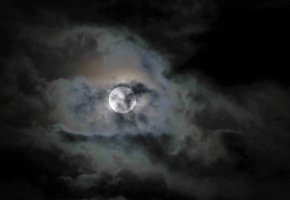 02.08.2023, Bayern, Marktoberdorf: Der Vollmond ist hinter Wolken zu sehen. Foto: Karl-Josef Hildenbrand/dpa +++ dpa-Bildfunk +++