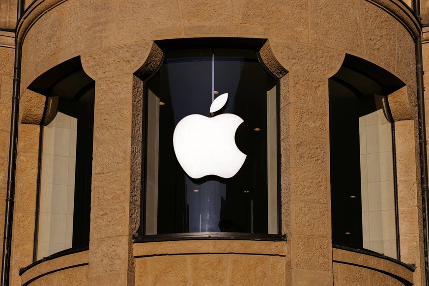 Apple und Google kooperieren bei Bekämpfung der Corona-Pandemie, im Bild das Logo an einem Apple Store. Köln, 10.04.2020 *** Apple and Google cooperate to fight the Corona Pandemic, picture shows the  ...