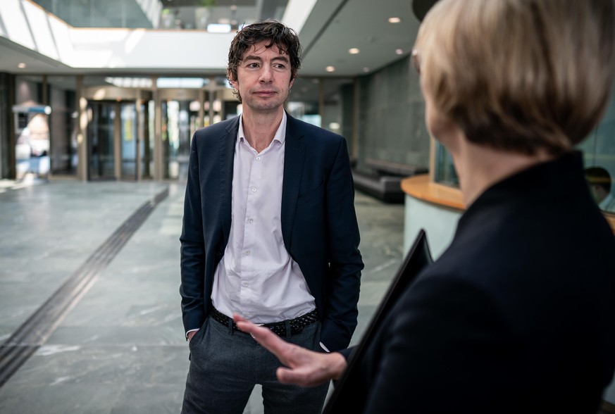 26.03.2020, Berlin: Christian Drosten, Direktor, Institut für Virologie, Charite - Universitätsmedizin Berlin, spricht mit Anja Karliczek (CDU), Bundesministerin für Bildung und Forschung, im Forschun ...