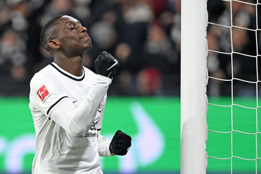 18.02.2023, xjhx, Fussball 1.Bundesliga, Eintracht Frankfurt - SV Werder Bremen emspor, v.l. Torjubel nach dem Tor zum celebrating the goal celebrate 2:0 durch Randal Kolo Muani of Eintracht Frankfurt ...