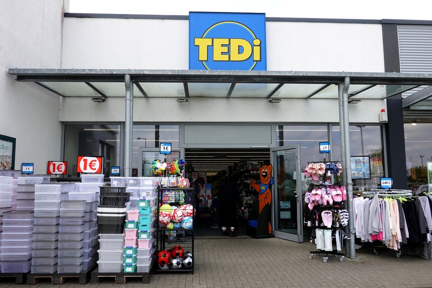 Filiale der TEDi GmbH und Co KG, ein so genannter ein-Euro-Laden, Filiale der TEDi GmbH und Co KG, ein so genannter ein-Euro-Laden, Nordrhein-Westfalen, Deutschland, Weilerswist, Filiale der TEDi GmbH ...