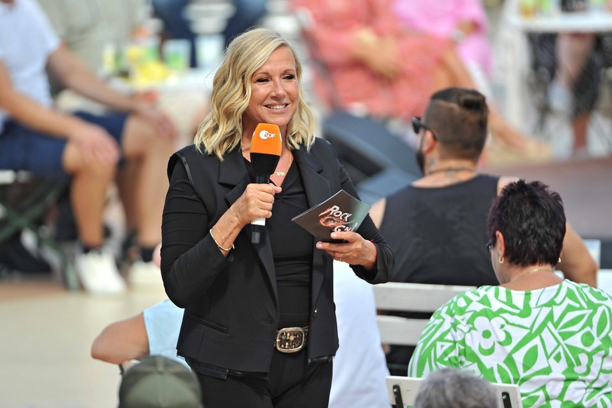 ZDF - Fernsehgarten. Moderatorin Andrea Kiwi Kiewel w�hrend der ZDF - Unterhaltungsshow Fernsehgarten am 03.09.2023 in Mainz. 20230903MWI100000 *** ZDF Fernsehgarten host Andrea Kiwi Kiewel during the ...