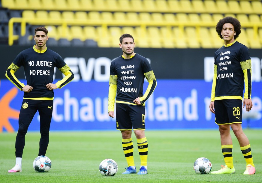 (v.l.) Achraf Hakimi, Raphael Guerreiro, Axel Witsel (Dortmund), protestieren vor dem Spiel des BVB gegen Hertha BSC gegen Rassismus.