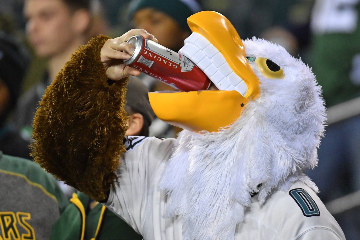 NFL, American Football Herren, USA Green Bay Packers at Philadelphia Eagles Nov 27, 2022 Philadelphia, Pennsylvania, USA Philadelphia Eagles fan downs a beer before game against the Green Bay Packers  ...