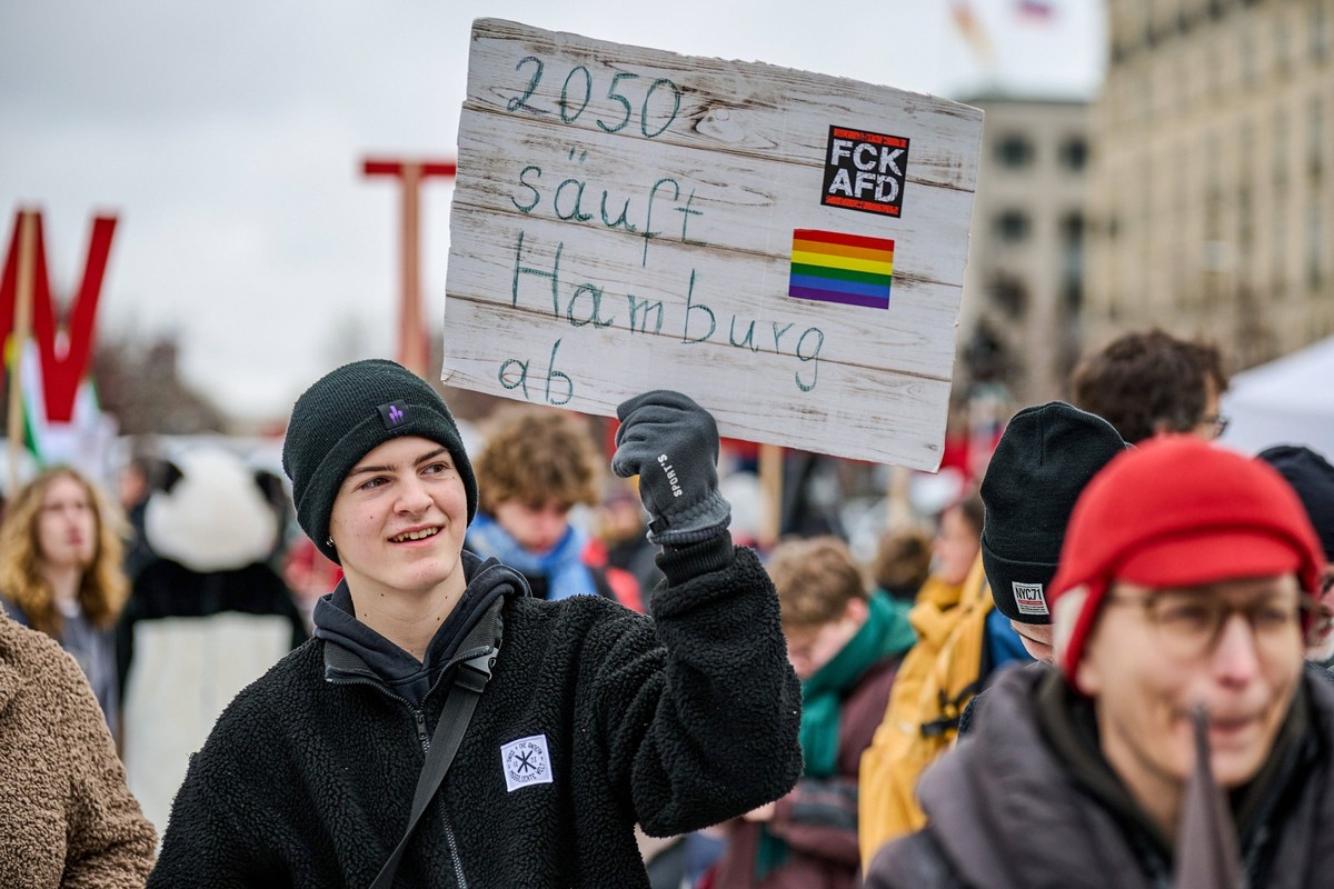 Ein Demonstrant mit einem Plakat mit der Aufschrift 2050 saeuft Hamburg ab bei einer Demo fuer mehr Klimaschutz am Brandenburger Tor Foto vom 14.02.2025. Mehrere tausend Menschen haben in Berlin fuer  ...