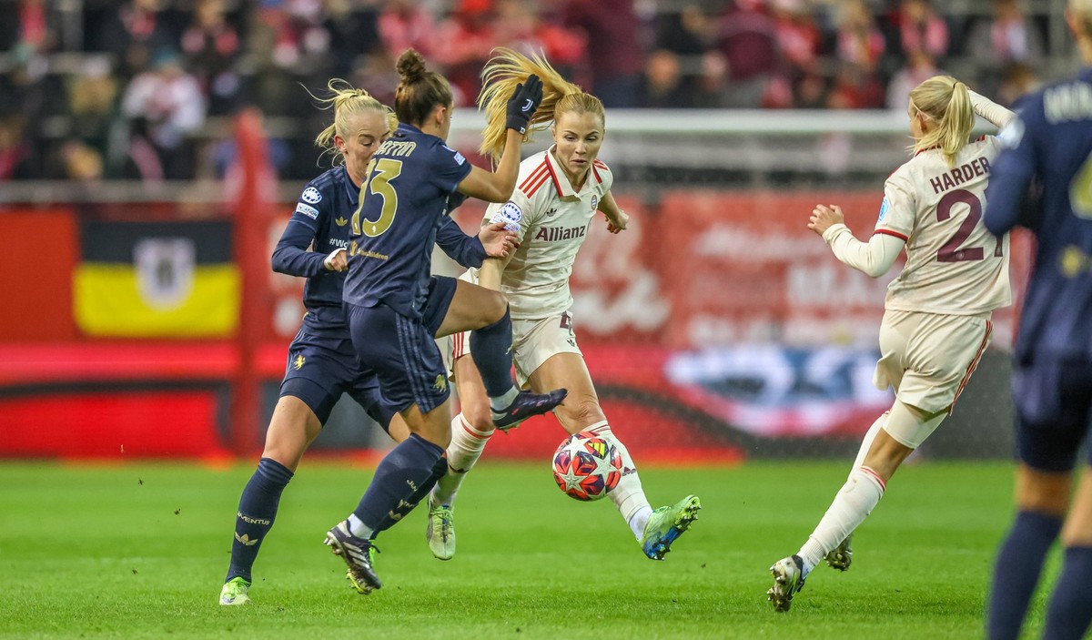 GER, M�nchen, FC Bayern M�nchen vs Juventus Turin, Women� s Champions League, Fussball, UEFA, Spielzeit 2024/2025, FC Bayern Campus, 5. Spieltag, im Bild v.l.: Lisa Boattin Juventus Turin 13, Glodis V ...