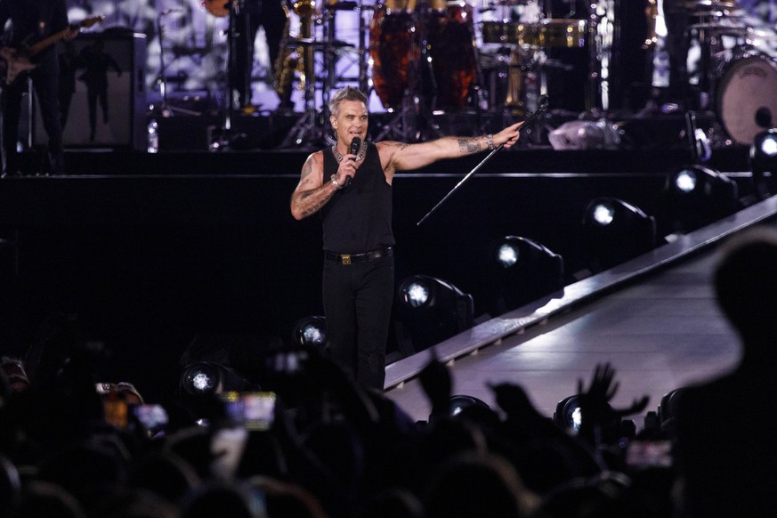 S�nger Robbie Williams bei seinem Konzert auf dem Messegel�nde in M�nchen. M�nchen, 27.08.2022 Bayern Deutschland *** Singer Robbie Williams during his concert at the exhibition center in Munich Munic ...