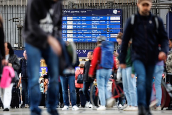 14.05.2023, Bayern, München: Zahlreiche Menschen gehen über einen Bahnsteig am Hauptbahnhof von München. Der angekündigte Bahnstreik ist nach einem Vergleich in letzter Minute abgesagt worden. Foto: M ...