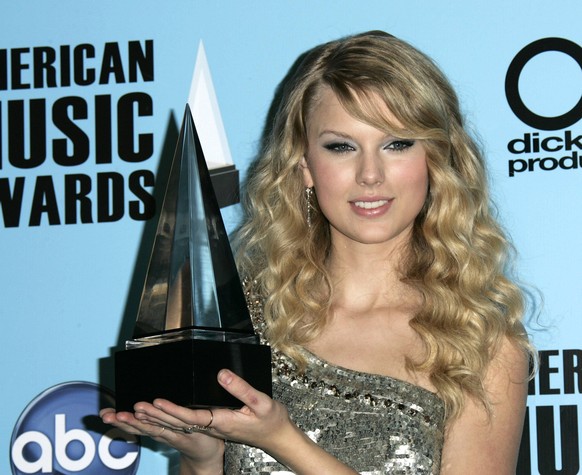 Nov 23, 2008 - Los Angeles, California, USA - Musician TAYLOR SWIFT in the press room at the 2008 American Music Awards held at the Nokia Theatre. PUBLICATIONxINxGERxSUIxAUTxONLY - ZUMAo05_ 20081123_l ...