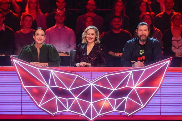 10.03.2020, Nordrhein-Westfalen, K�ln: Carolin Kebekus (l-r) als Rategast und das Rateteam Ruth Moschner und Rea Garvey sitzen in der Prosieben-Show �The Masked Singer�. Foto: Rolf Vennenbernd/dpa +++ ...