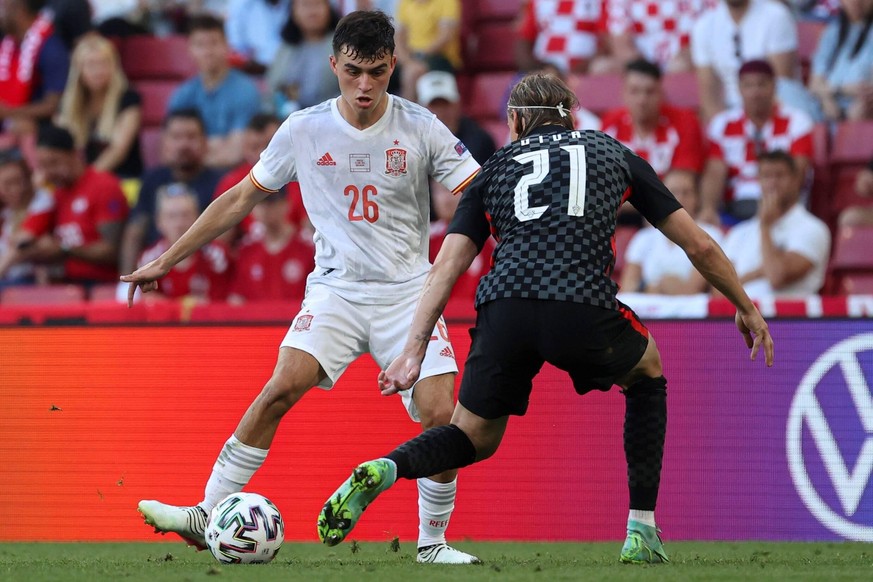 Spain s midfielder Pedri Gonzalez L in action against Croatia s defender Domagoj Vida R during the UEFA EURO, EM, Europameisterschaft,Fussball 2020 round of 16 soccer match between Croatia and Spain a ...