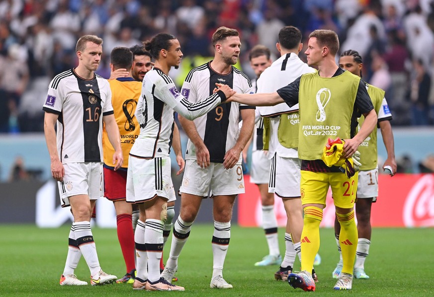 FUSSBALL WM 2022 VORRUNDE GRUPPE E Spanien - Deutschland 26.11.2022 Lukas Klostermann, Leroy Sane, Niclas Fuellkrug und Torwart Marc-Andre ter Stegen v.li, alle Deutschland nach dem Spiel *** FOOTBALL ...