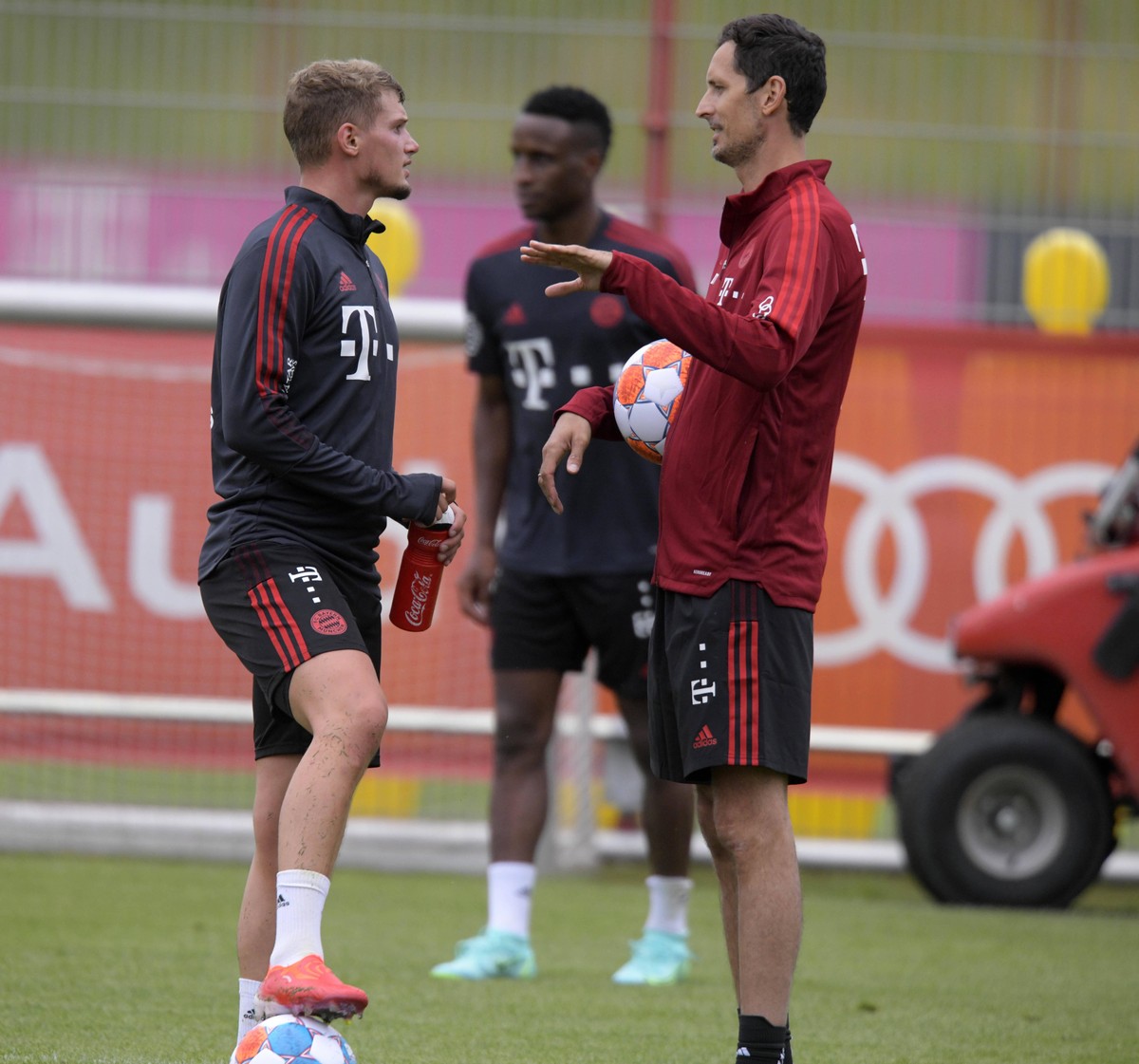07.07.2021, Fussball 1. Bundesliga 2021/2022, Trainingsauftakt FC Bayern M�nchen, re: Co-Trainer Dino Toppm�ller FC Bayern M�nchen mit Michael Cuisance FC Bayern M�nchen *** 07 07 2021, Football 1 Bun ...