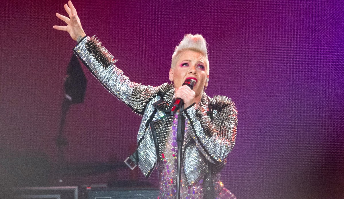 ARCHIV - 28.06.2023, Berlin: Pink, US-amerikanische Sängerin tritt bei einem Konzert ihrer «Summer Carnival 2023» Tour im Olympiastadion. (zu dpa: «Pink muss Auftritt in Bern absagen: «Bin enttäuscht» ...