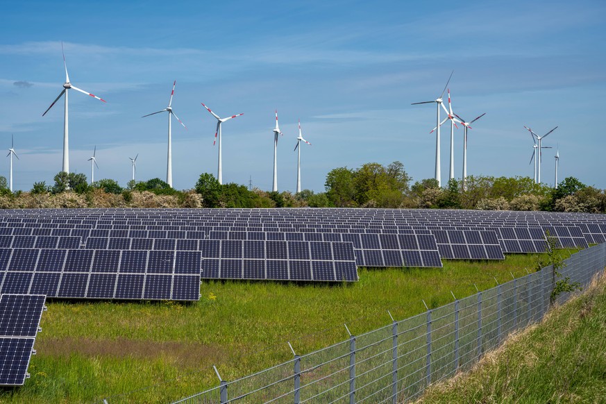 Fotovoltaik / Solaranlage auf Feldern und Wiesen - Symbolbilder solarenergie,erneuerbare energien,solarkraftwerk,energie,solar,solarstrom,sonnenenergie,erneuerbare energie,nachhaltig,nachhaltigkeit,re ...