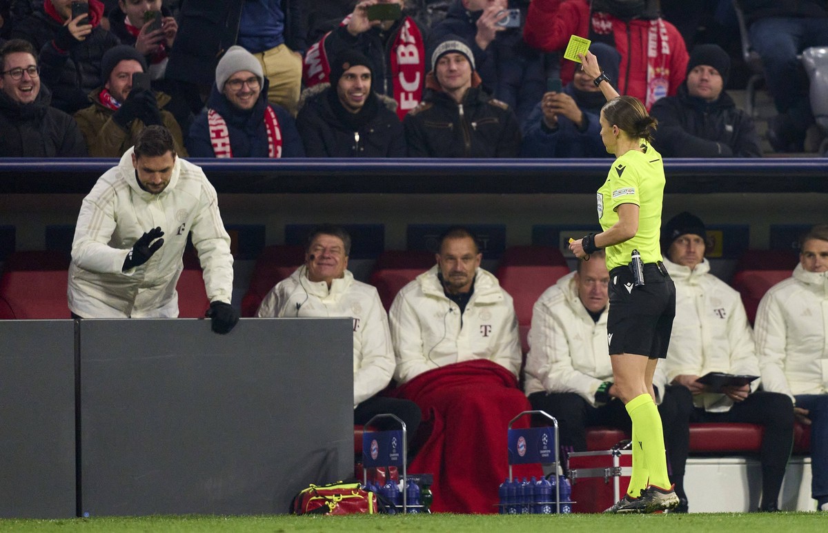 referee Stephanie Frappart shows the Yellow Card to Sven ULREICH, FCB 26 goalkeeper, in the group stage match FC BAYERN MUENCHEN - FC COPENHAGEN of football UEFA Champions League in season 2023/2024 i ...