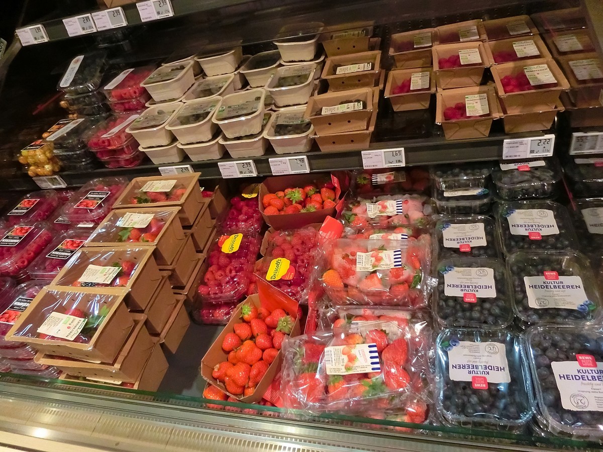 Fruits at REWE market in Frankfurt am Main, Germany, Frankfurt am Main, Germany - April 20, 2022: REWE market fruits, Frankfurt am Main, Germany - April 20, 2022: REWE market fruits, 08.02.2023, Copyr ...