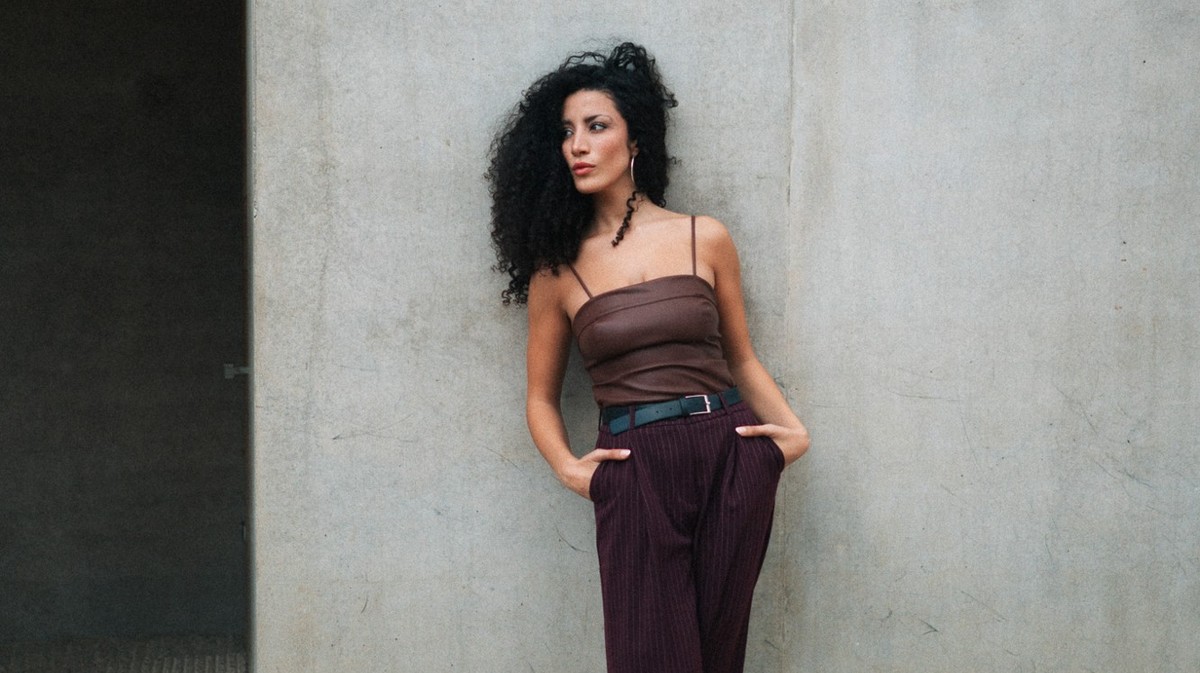 Tessniem Kadiri ist Moderatorin, Journalistin, Autorin – und hat "Baba Issues". Sie moderiert unter anderem das ARD-Magazin "Weltspiegel".